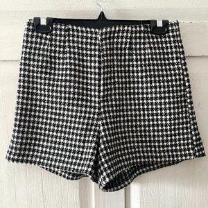 NWOT ZARA STRUCTURED SHORTS  BLACK / WHITE - REF. 8338/230 SMALL S